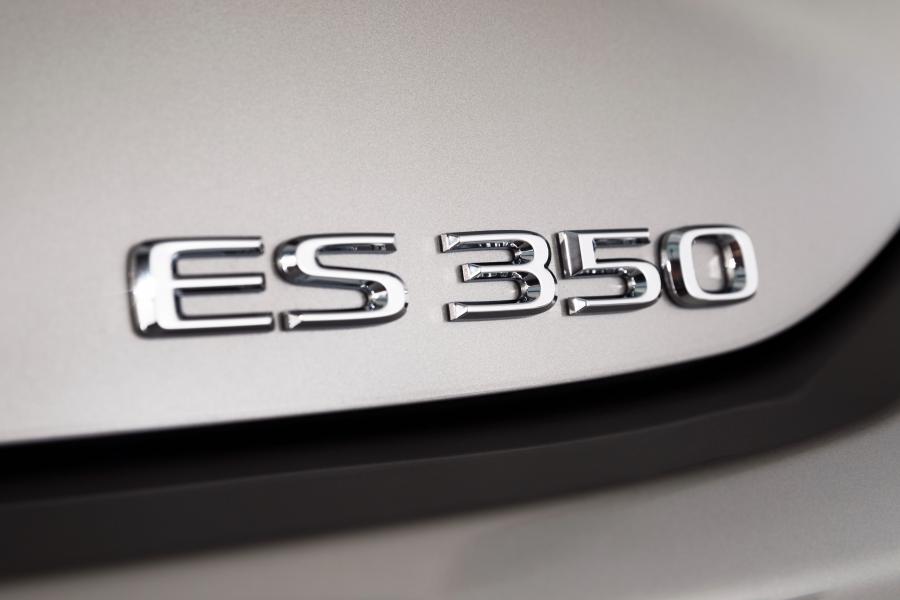 Логотип Lexus ES350 F-Sport 2018 года  (NA) (фото 14 из 47)